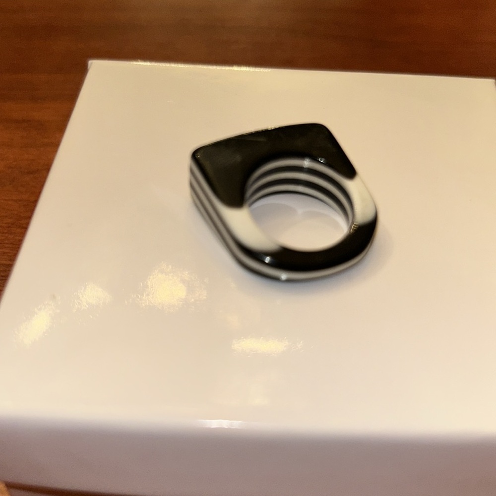 Modernist black white striped lucite ring vintage - Picture 4 of 5